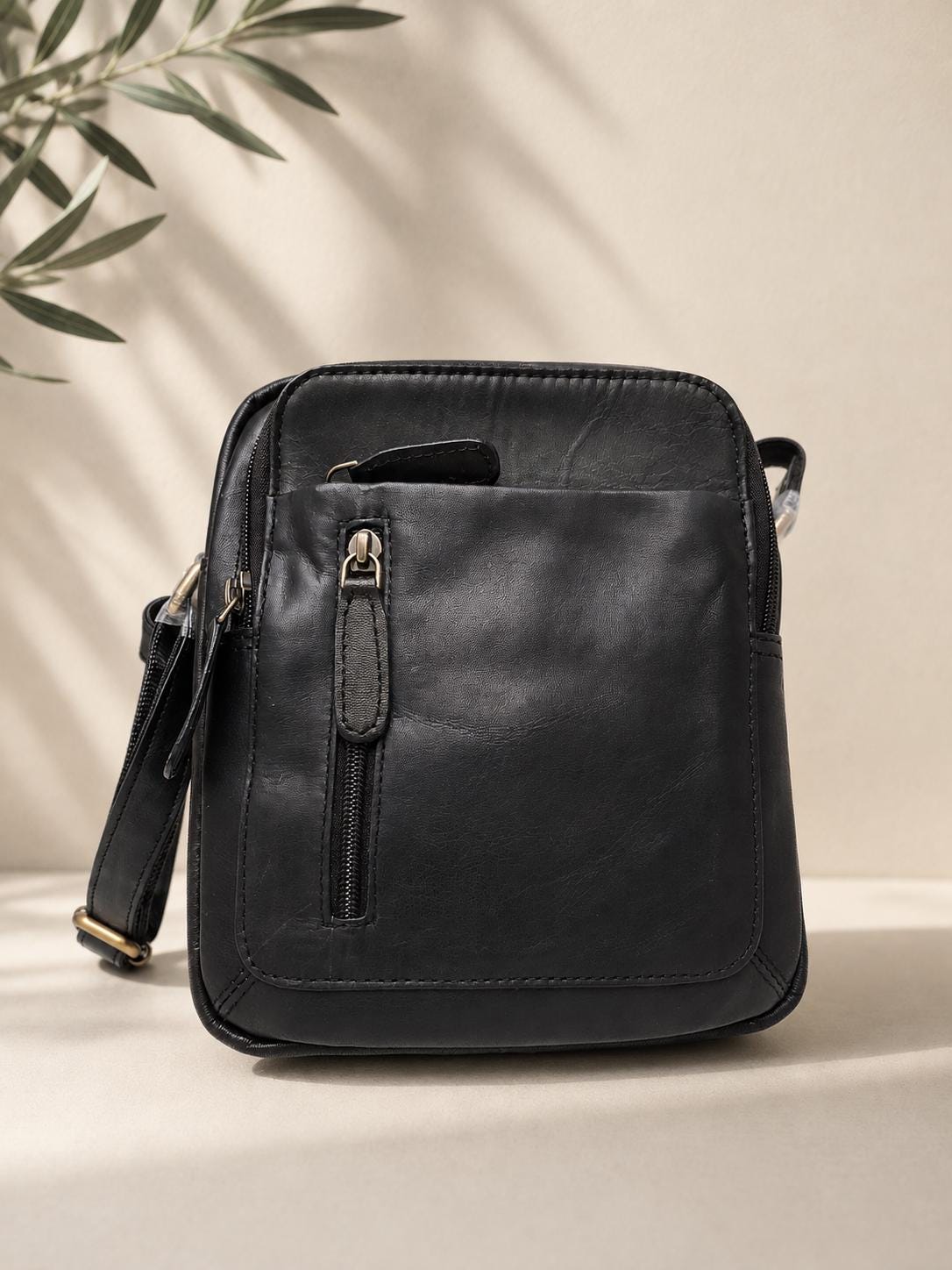 Handgefertigte schwarze Leder-Sling Bag, Herren-Umhängetasche, verstellbarer Riemen