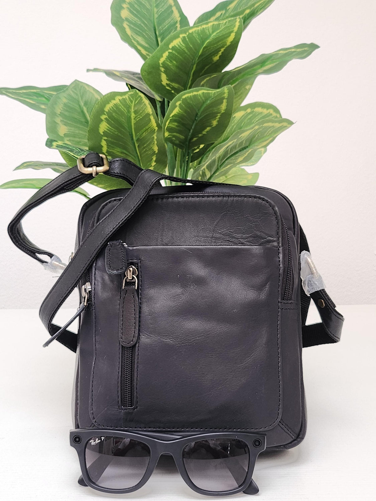 Handgefertigte schwarze Leder-Sling Bag, Herren-Umhängetasche, verstellbarer Riemen