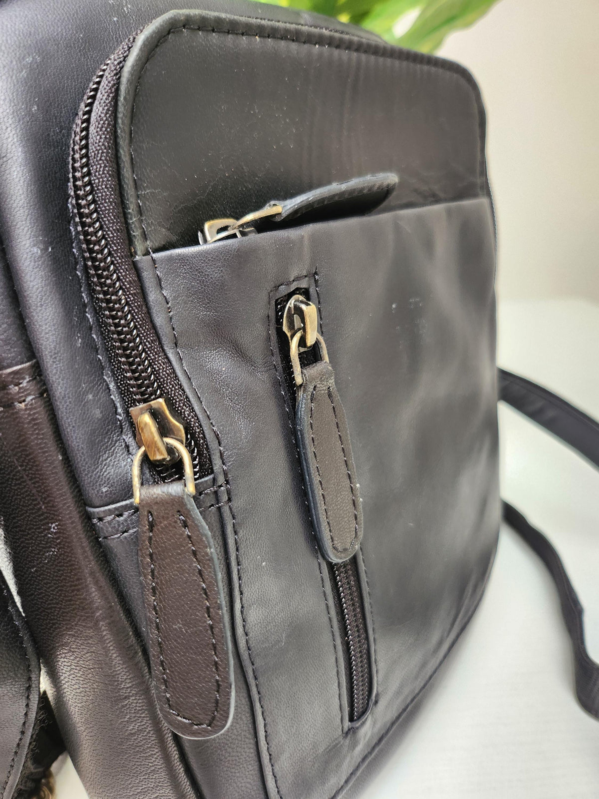 Handgefertigte schwarze Leder-Sling Bag, Herren-Umhängetasche, verstellbarer Riemen