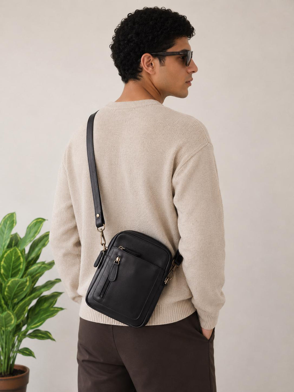 Handgefertigte schwarze Leder-Sling Bag, Herren-Umhängetasche, verstellbarer Riemen