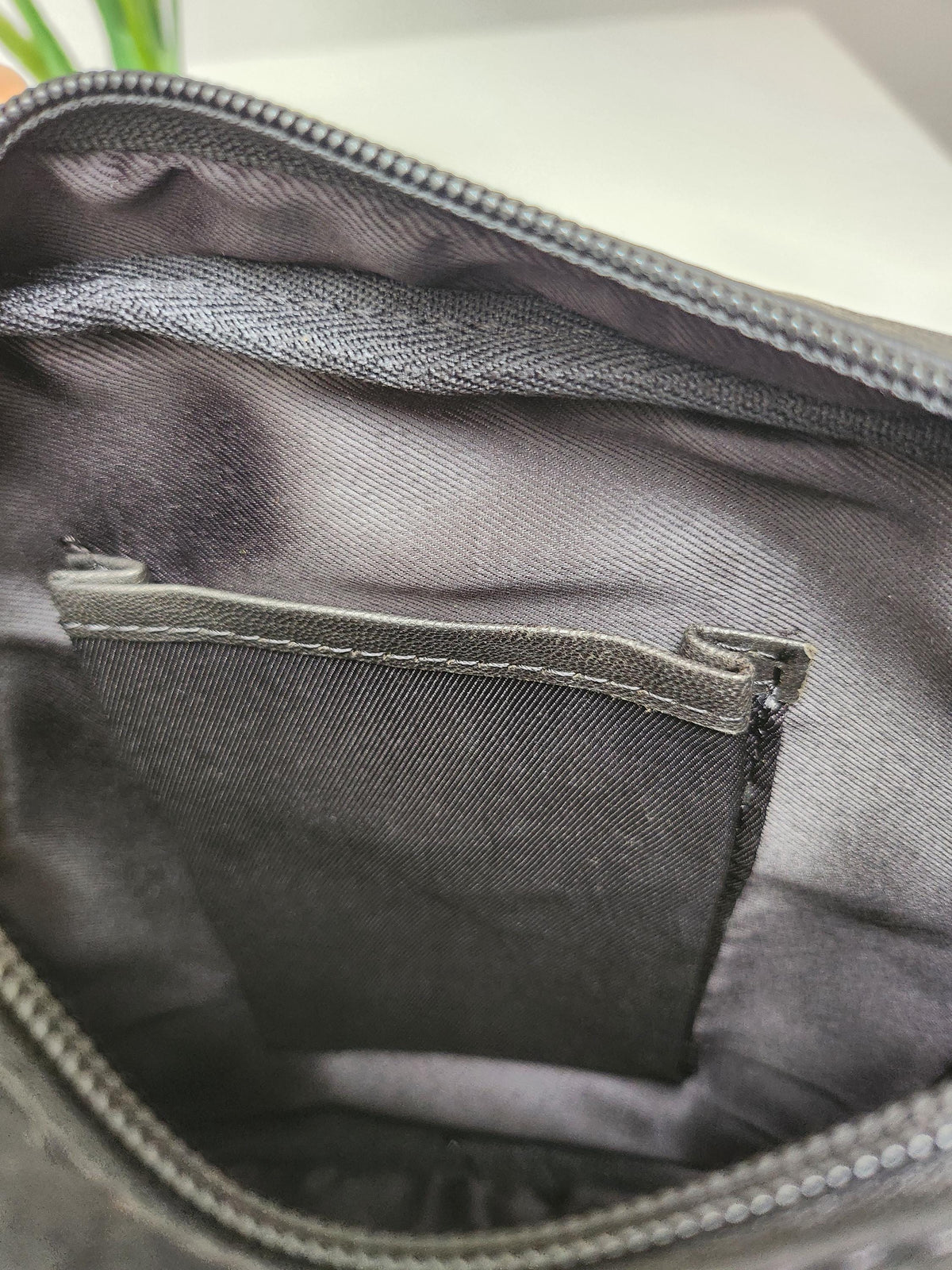 Handgefertigte schwarze Leder-Sling Bag, Herren-Umhängetasche, verstellbarer Riemen