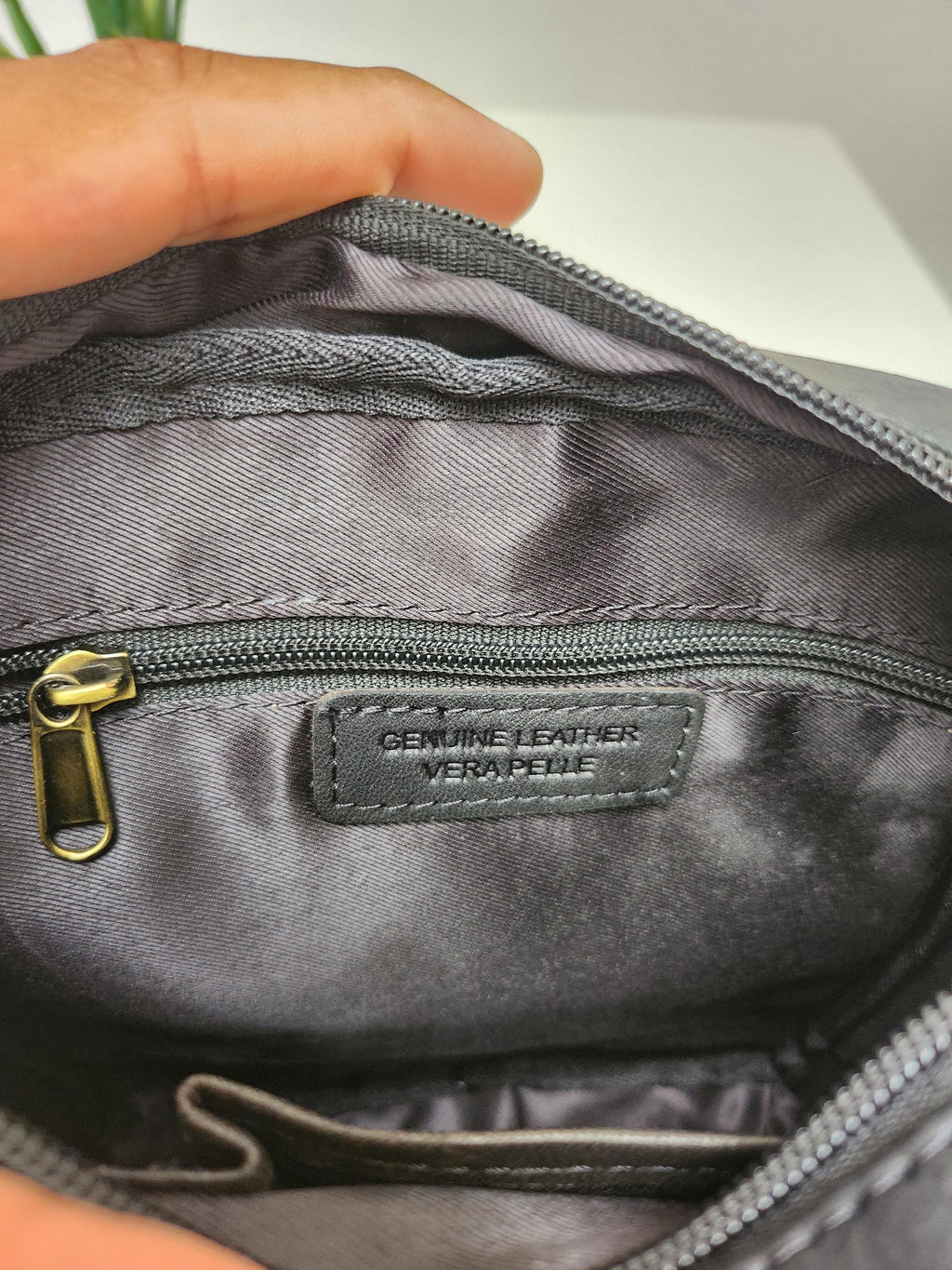 Handgefertigte schwarze Leder-Sling Bag, Herren-Umhängetasche, verstellbarer Riemen
